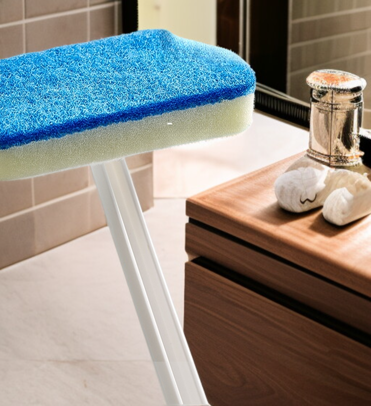 長柄バスタブブラシで浴槽を掃除する様子