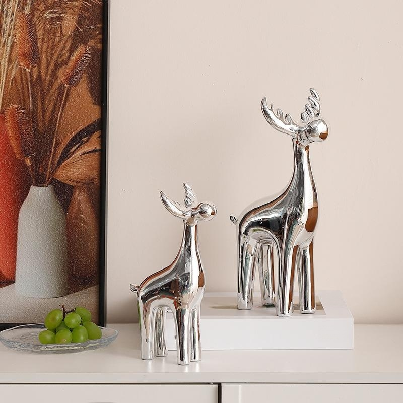 은색 세라믹 사슴 조각상