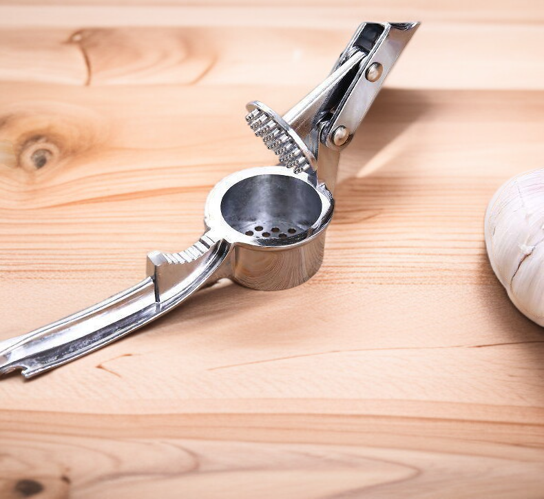 마늘 프레스를 이용한 다양한 요리 준비