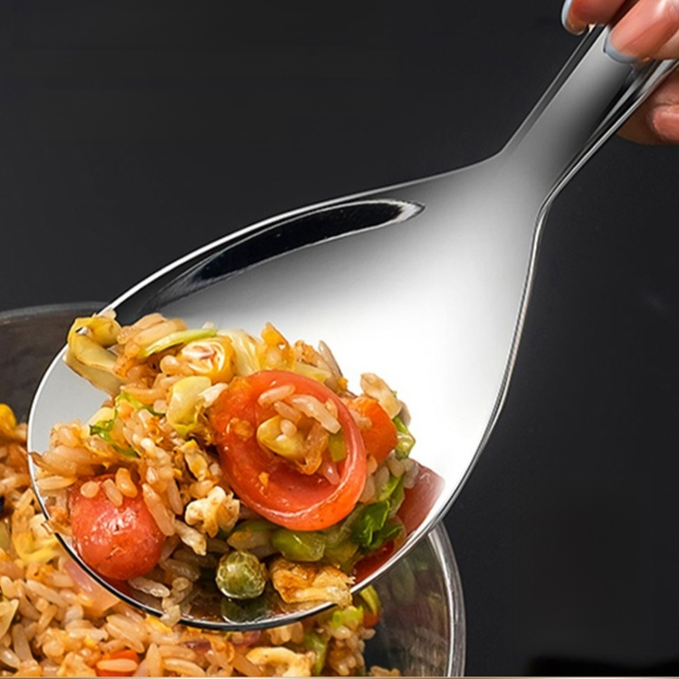 厚手のステンレス製スプーン