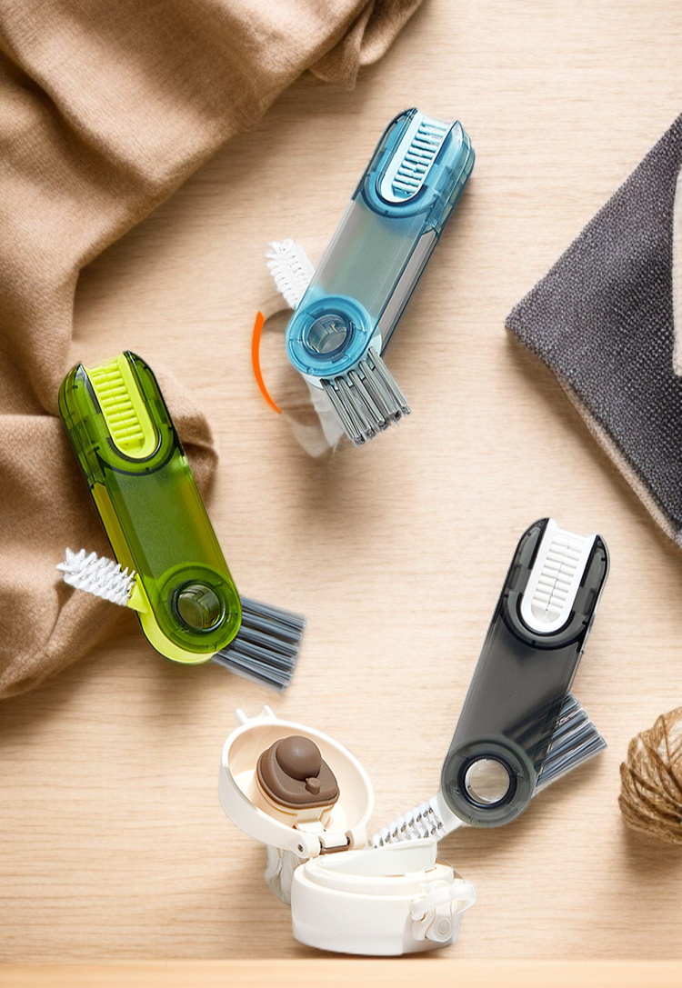 U자형 컵형 브러시로 구석 청소하는 모습