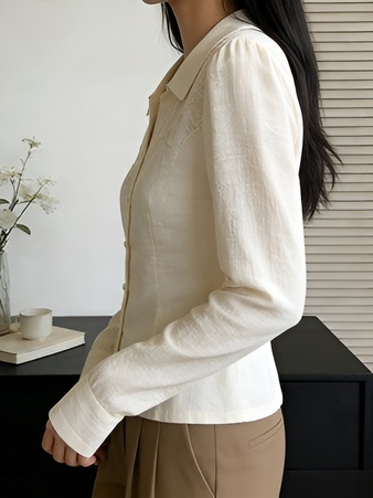 Tailliertes Hemd mit Stickerei und Reverskragen in beigefarbener Apricot