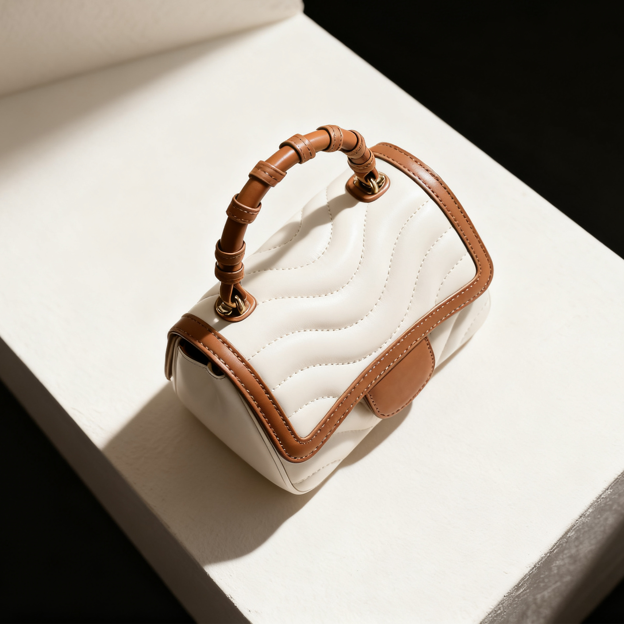 กระเป๋าถือเย็บลายต่อสีสุดหรู