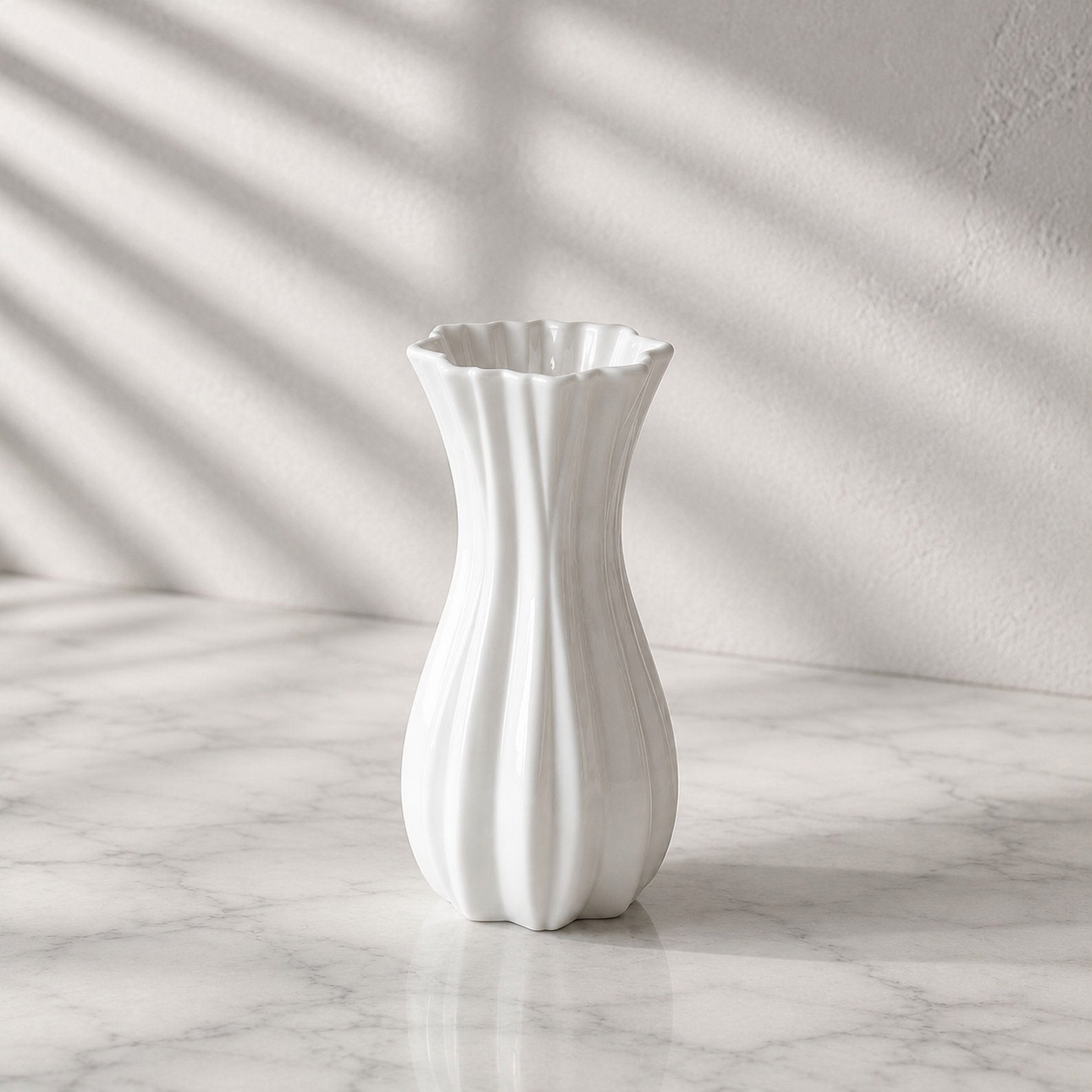 Moderne Vase im Instagram-Stil auf weißem Hintergrund