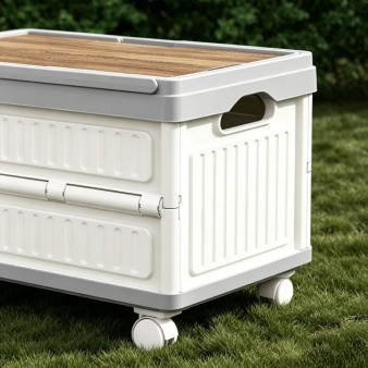 Portable picnic container with collapsible design