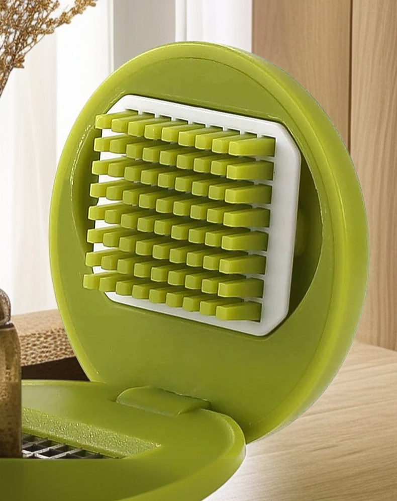 손잡이형 미니 마늘 분쇄기 사용 모습