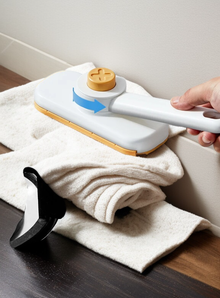 작은 밀대로 벽면 닦기