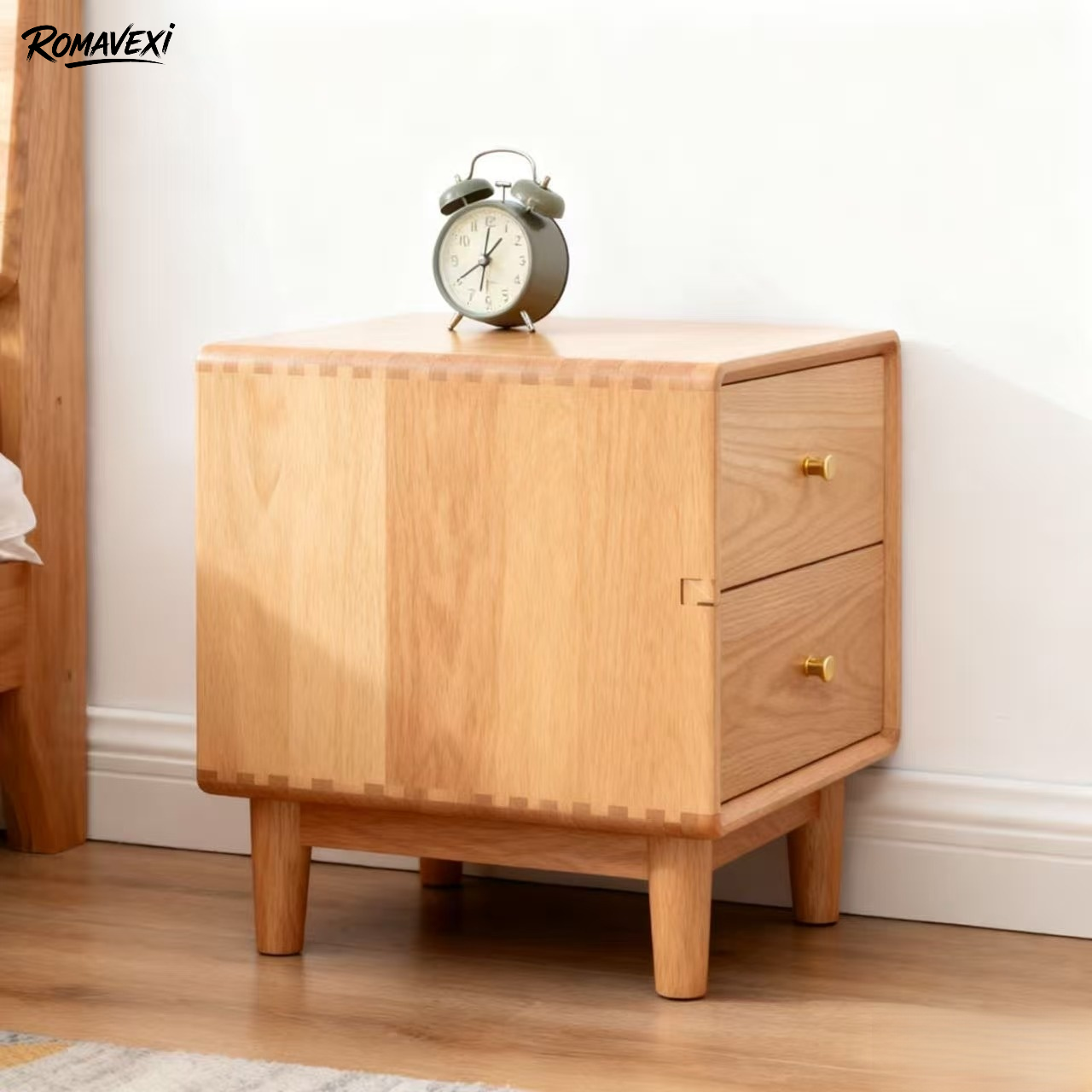 シンプルでモダンなスタイルの無垢材のベッドサイドテーブル。寝室での家庭使用に最適です。