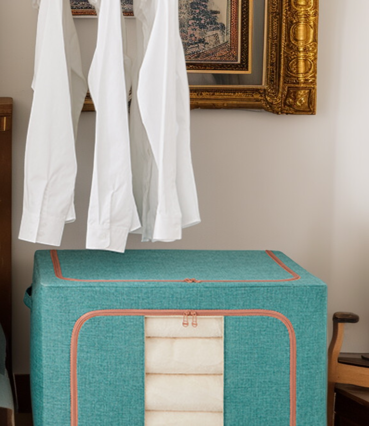 여러 수납함을 쌓아 공간을 활용한 모습