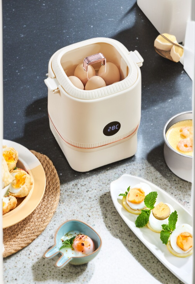 다기능 계란 찜기의 사용 방법을 보여주는 사진