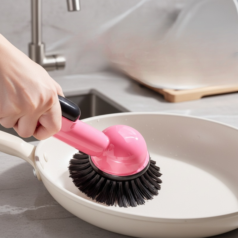 주방에서 액체 펌핑 브러쉬로 그릇 청소