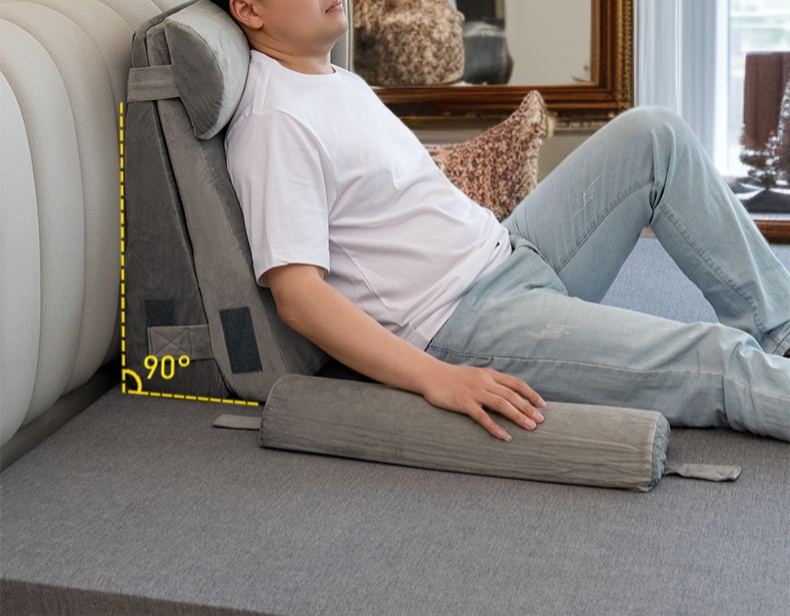 허리와 목을 동시에 지지하는 헤드보드 쿠션 사용 장면