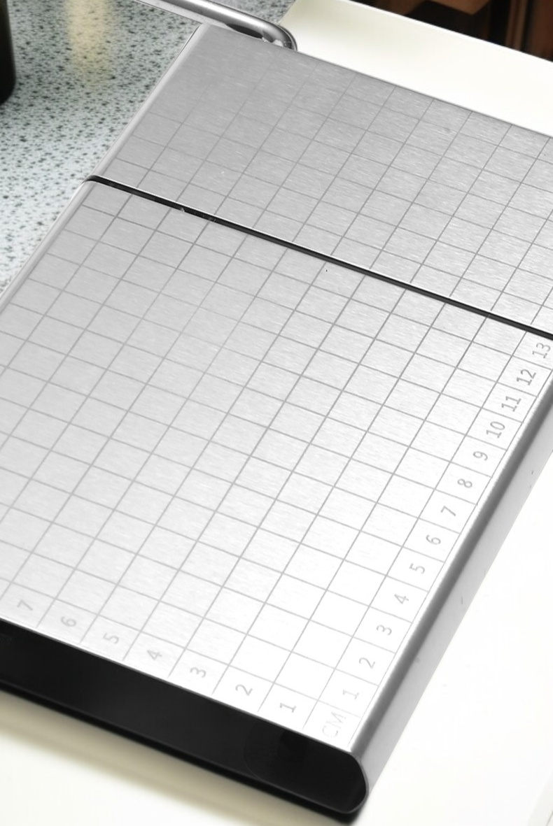 얇게 자른 치즈와 치즈 슬라이서 세트