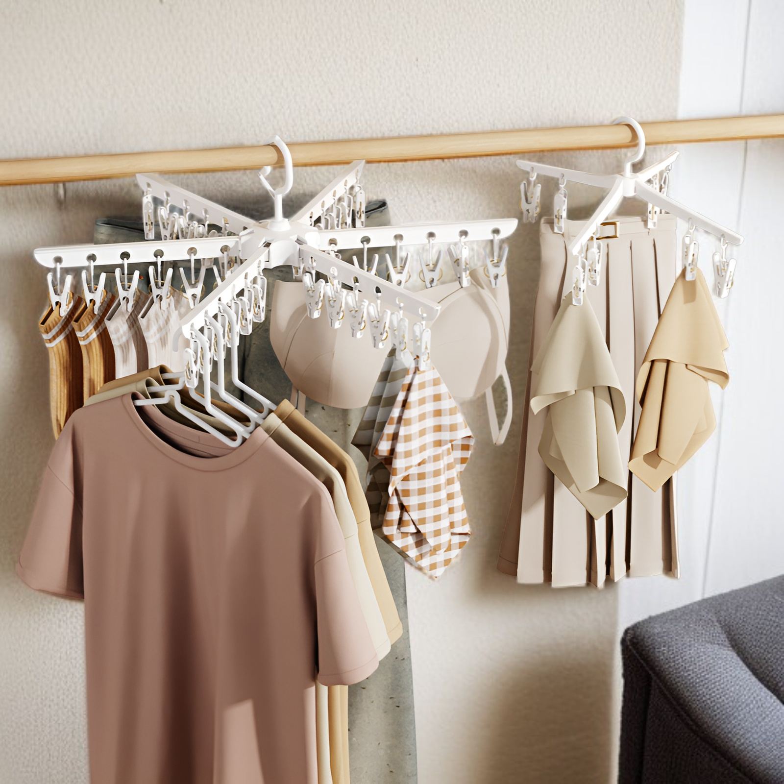 벽에 설치된 우산 모양 옷걸이