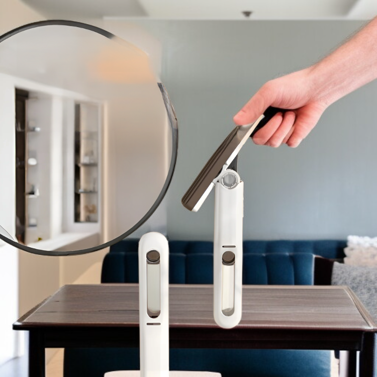 デスクトップを掃除するミニモップの使用例