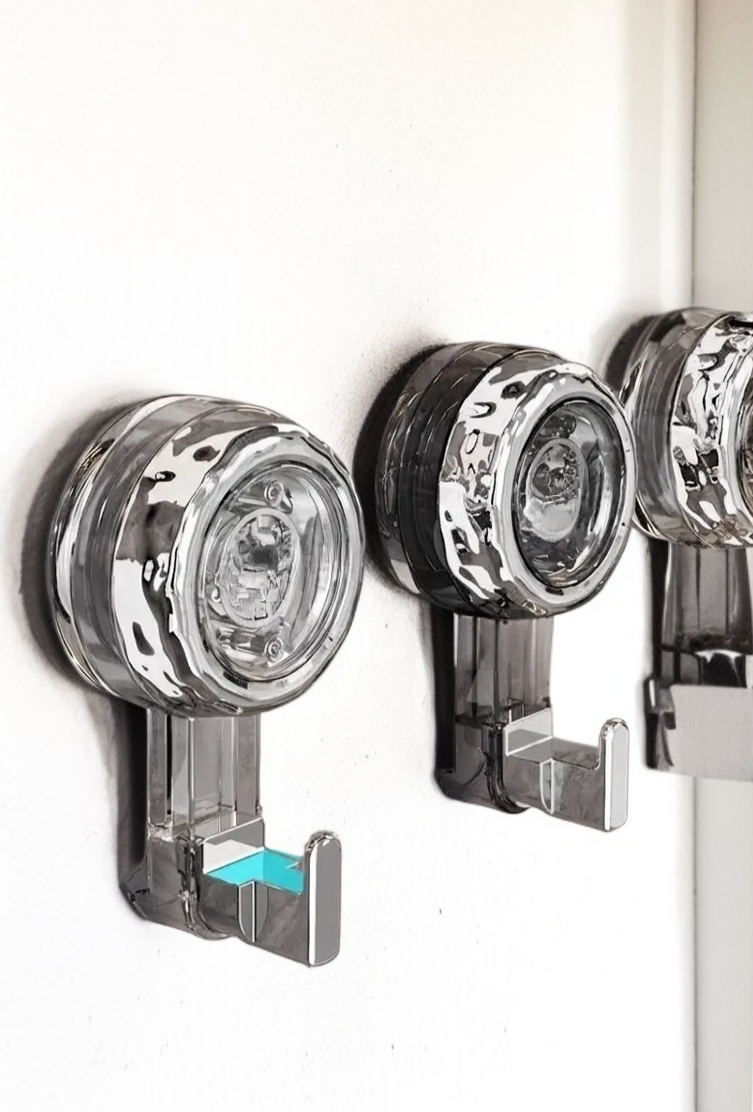 ใช้งานตะขอดูดแบบหมุนได้ในห้องครัว