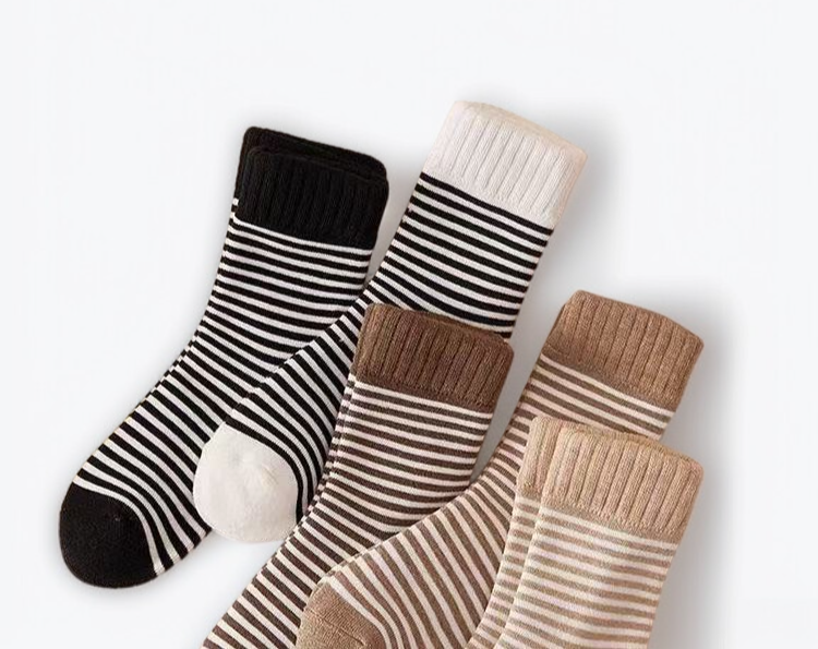 다양한 패션에 어울리는 미디엄 스타킹
