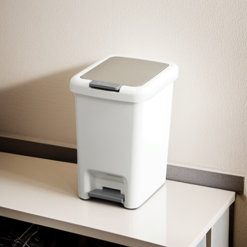 발로 작동하는 뚜껑 달린 쓰레기통