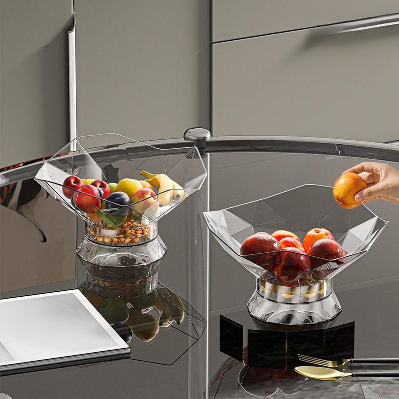 จานขนมและผลไม้ในห้องนั่งเล่น