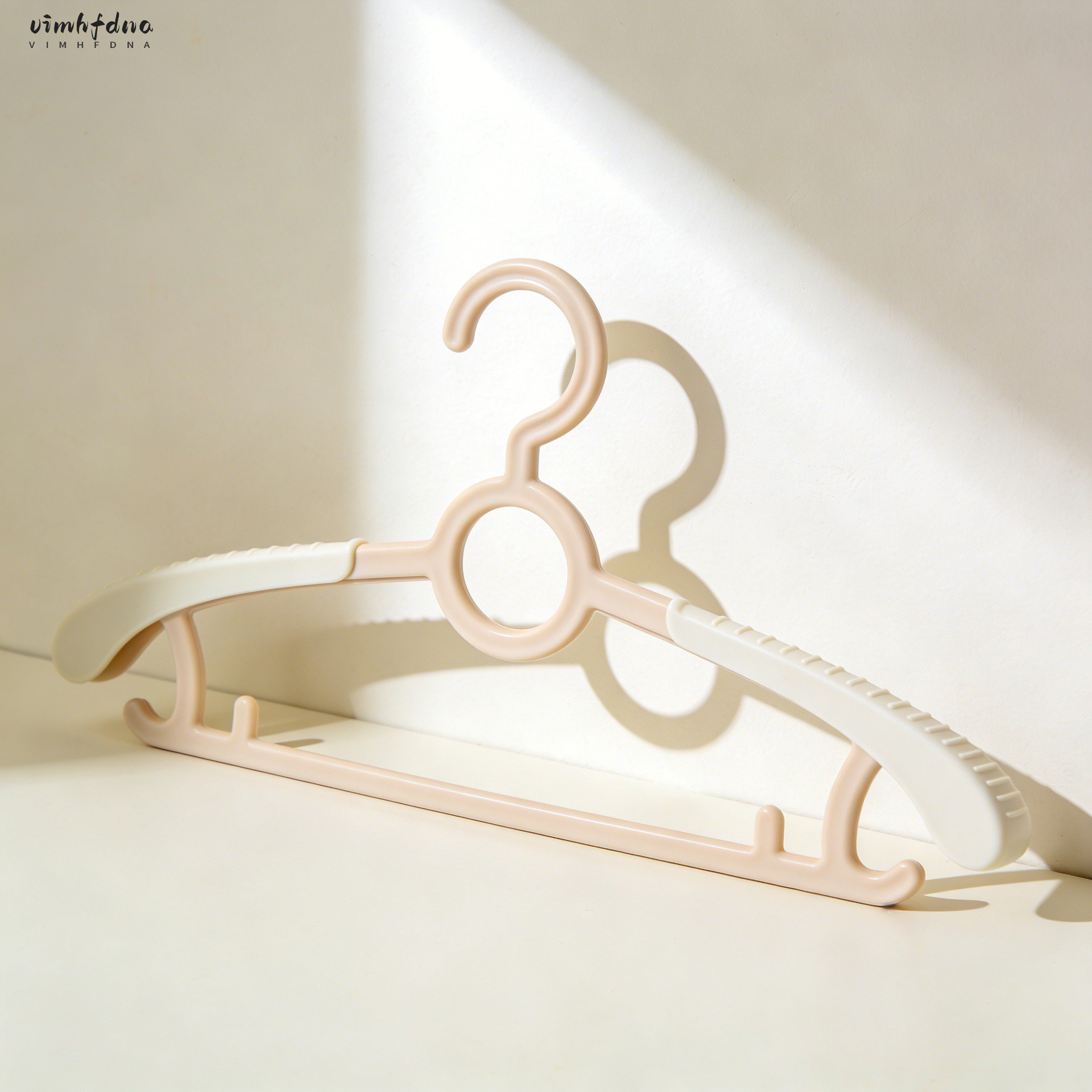 クローゼットにかけた滑り止めハンガー