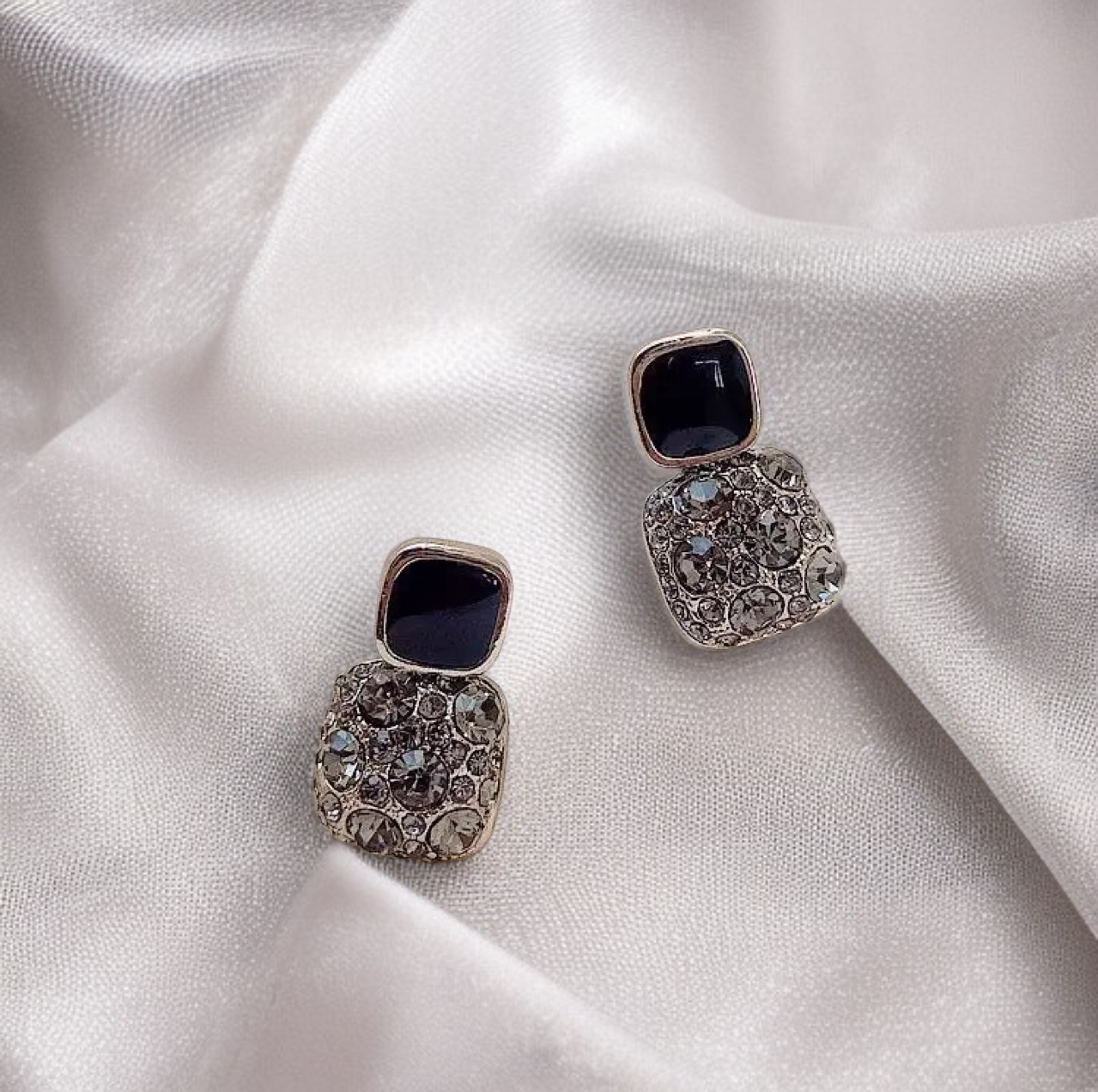 أقراط مربعة بأسلوب أنيق وعصري