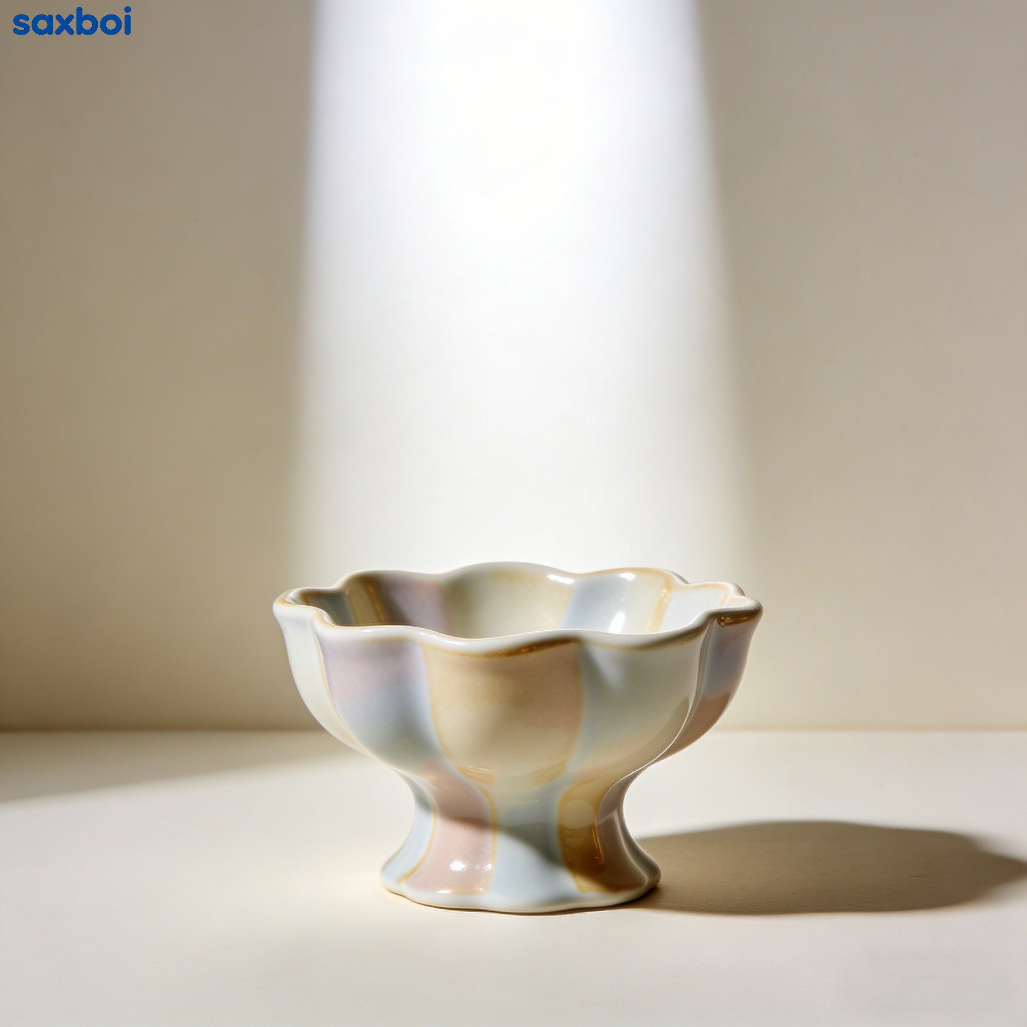 おしゃれなストライプ模様の陶器ボウルのクローズアップ