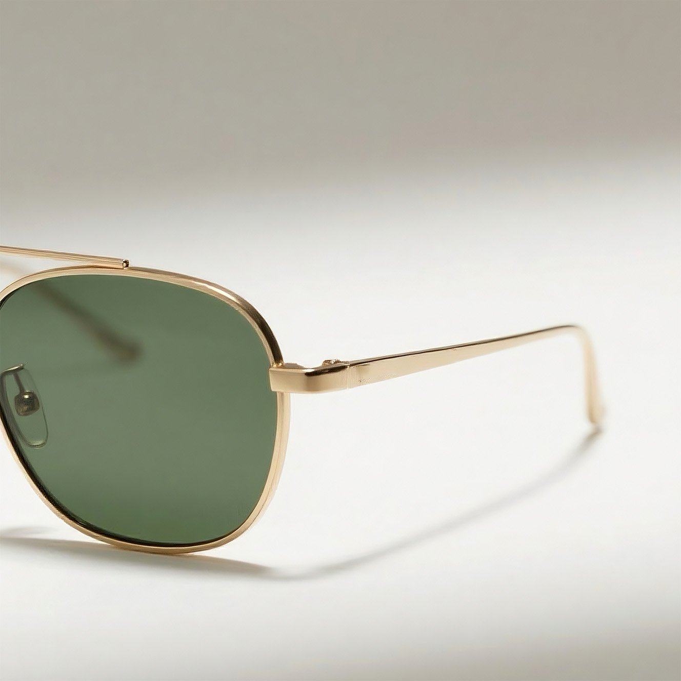 ดีไซน์แว่นกันแดดกรอบทอง เลนส์เขียวสุดคลาสสิค