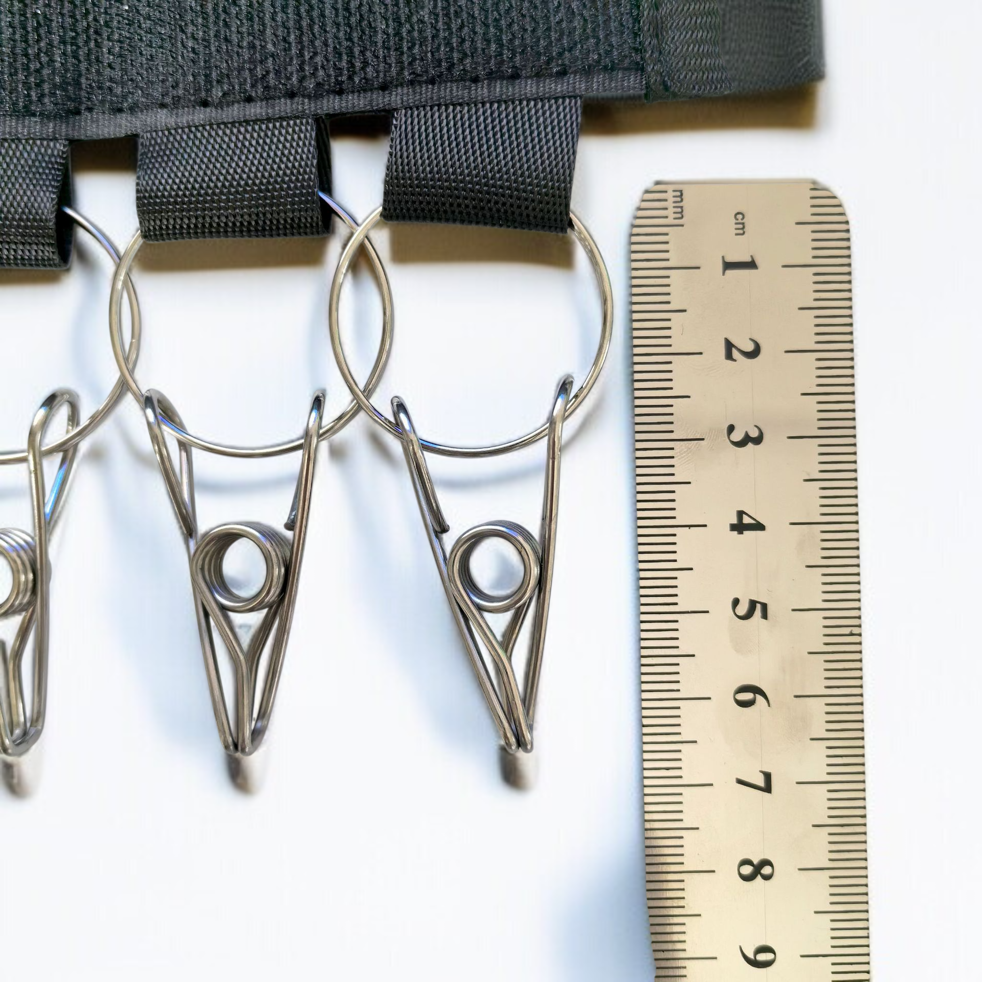 Praktyczny uchwyt samoprzylepny w biurze