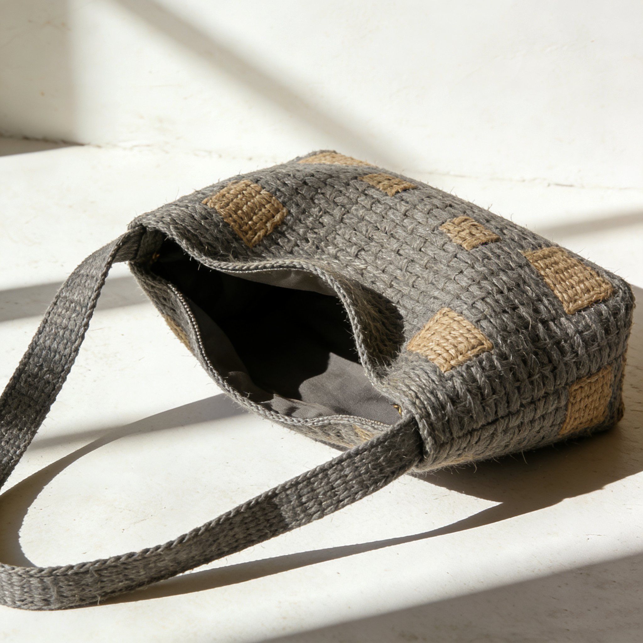 Detalle del tejido trenzado de yute en bolso cruzado