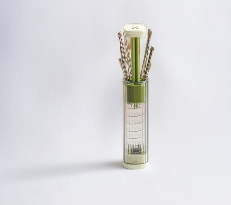 Agujas, hilos y tijeras dentro del kit de costura