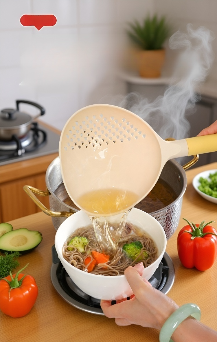 주방에서 사용하는 나일론 국자