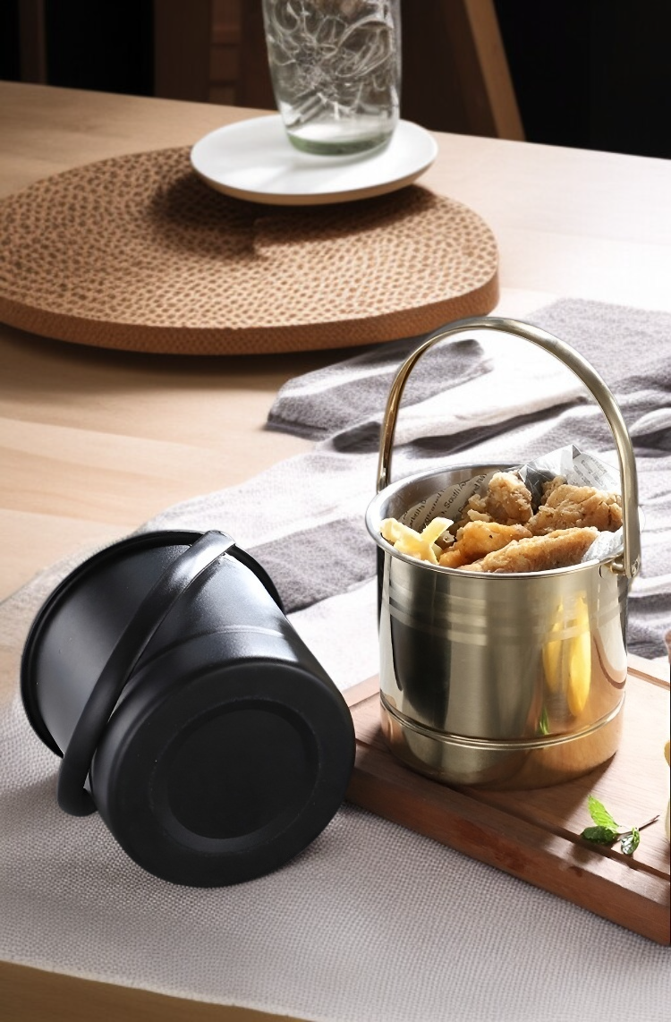 Cubos de hielo de acero inoxidable junto a botella de whisky