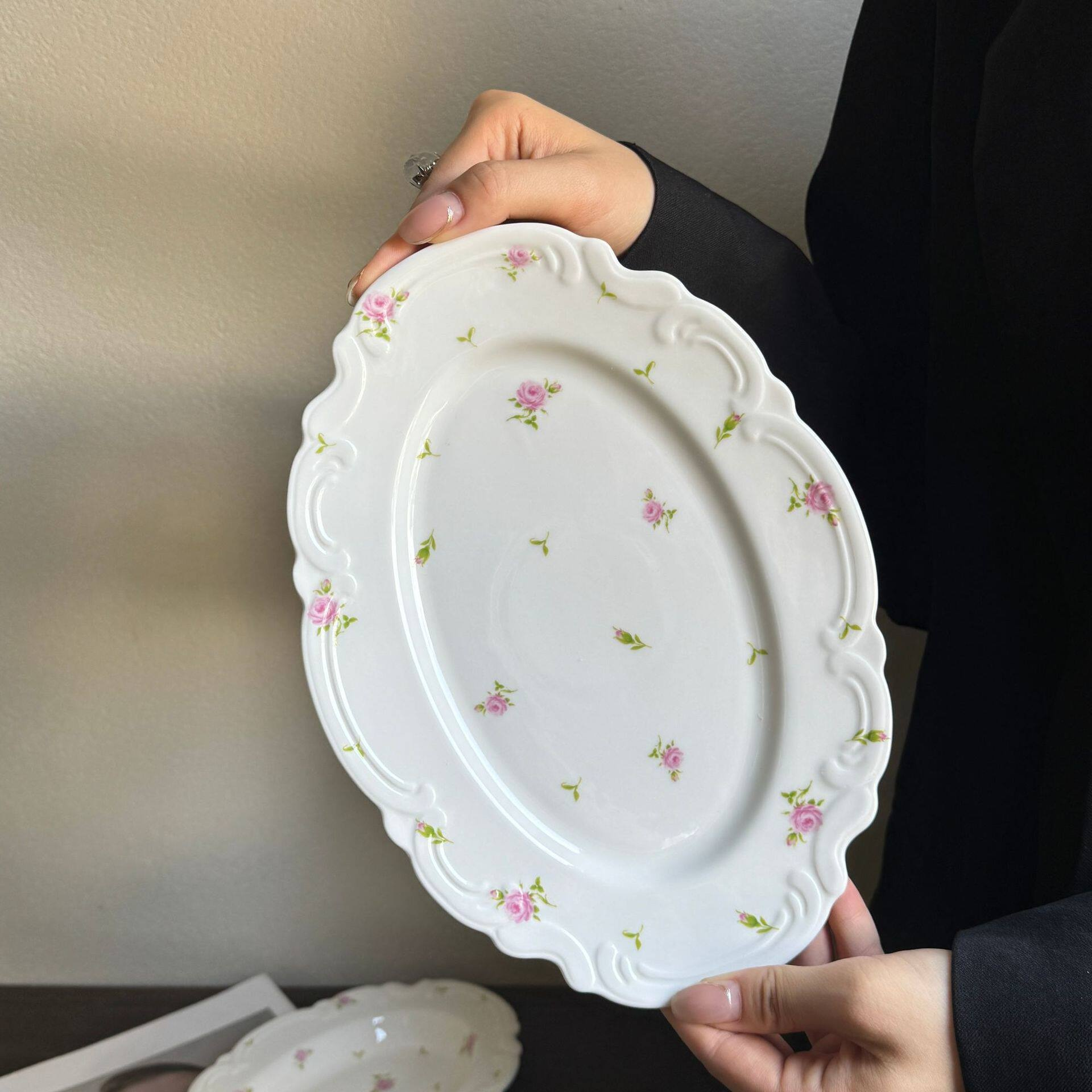 Assiette en céramique relief roses style vintage français