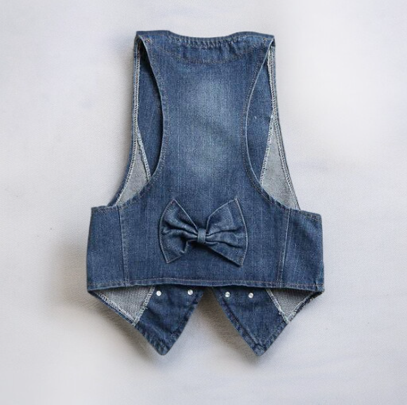 レイヤードスタイルのデニムベスト