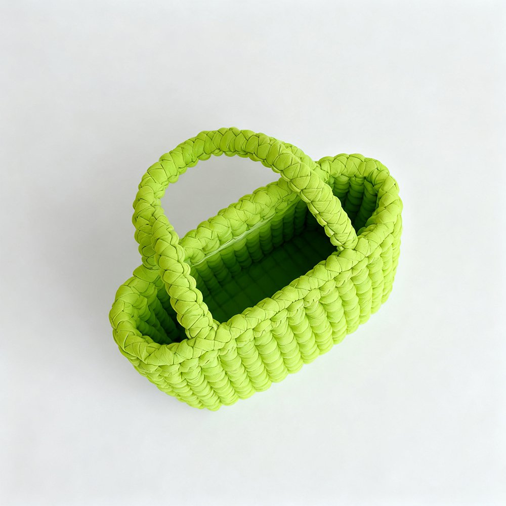 Handgefertigte grüne Flechttasche aus Naturmaterialien