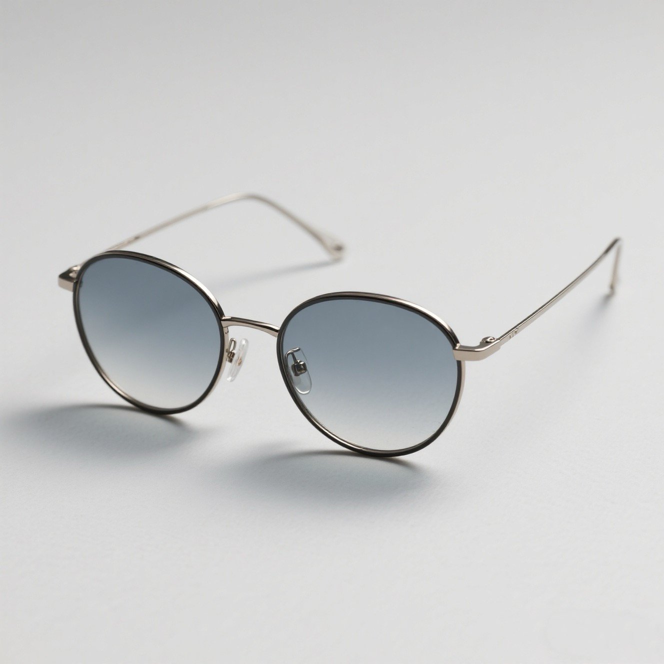 แว่นตากันแดดทรงกลมกรอบสีเงิน เลนส์ไล่เฉดสีฟ้าสไตล์แฟชั่น