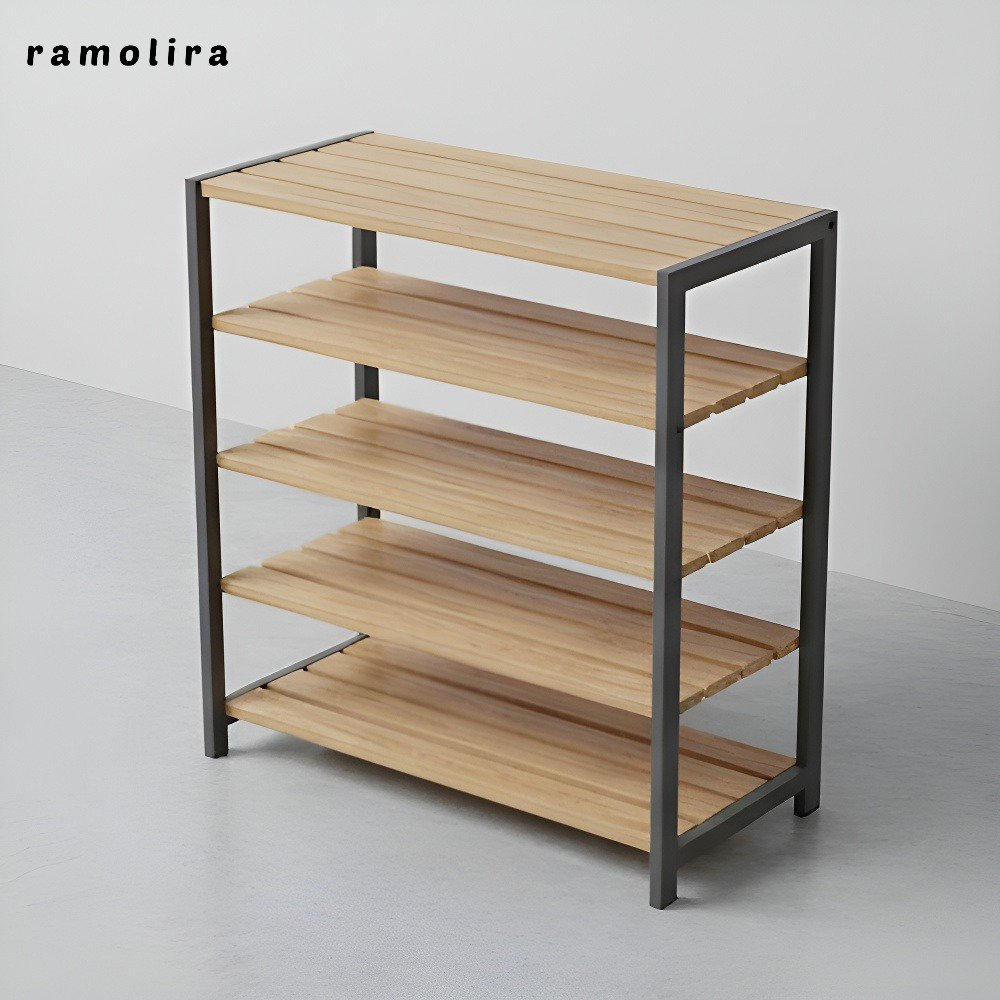 여러 신발이 정리된 다층 신발장