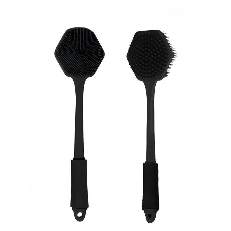 手が届きにくい背中を洗う様子