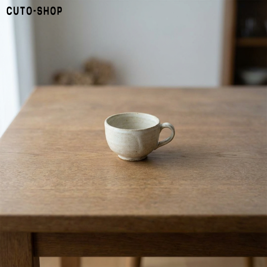 Taza de cerámica hecha a mano con café recién hecho