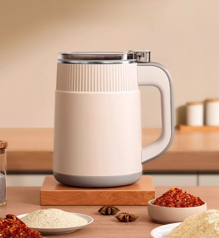 Kleine zweifarbige Mühle für getrocknete Chilis und Kräuter