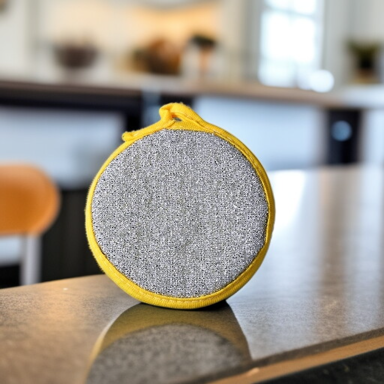 세척이 쉬운 설거지 스펀지 사용 모습