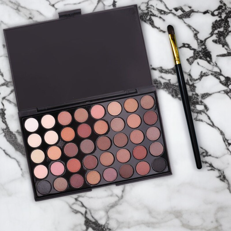 40色のマルチカラーアイシャドウパレット