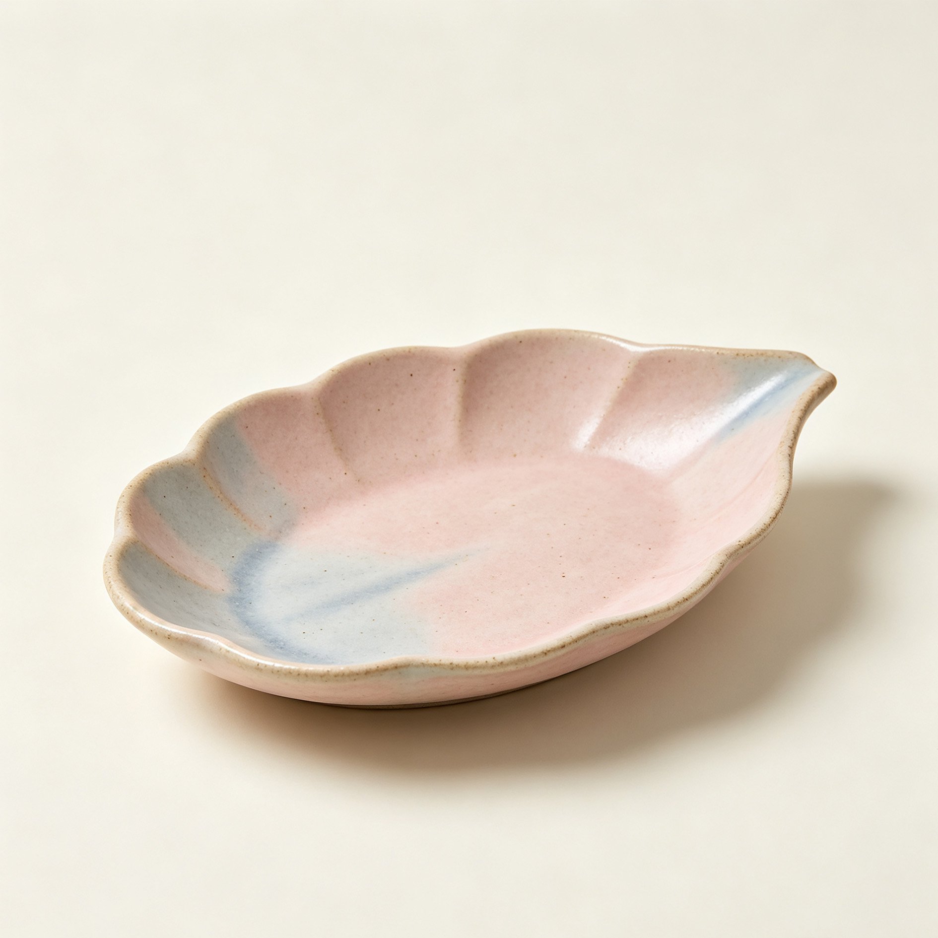 ピンクの葉っぱの形をした陶器の皿