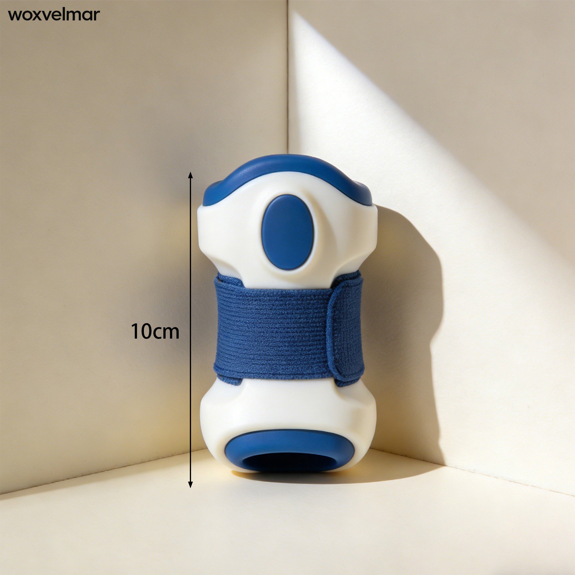 運動中にリストバンドを着用する男性のイメージ