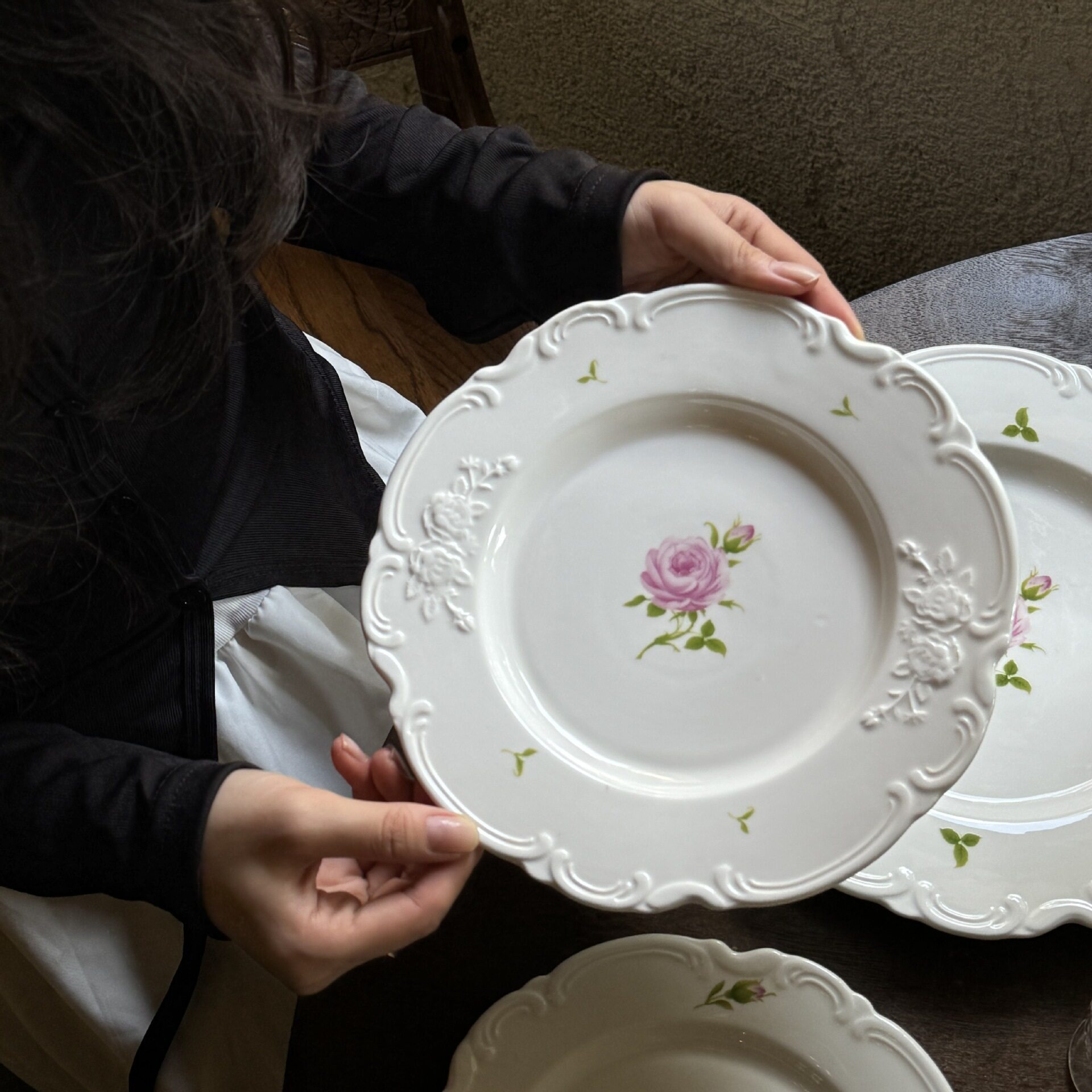 Assiette en céramique relief roses style vintage français