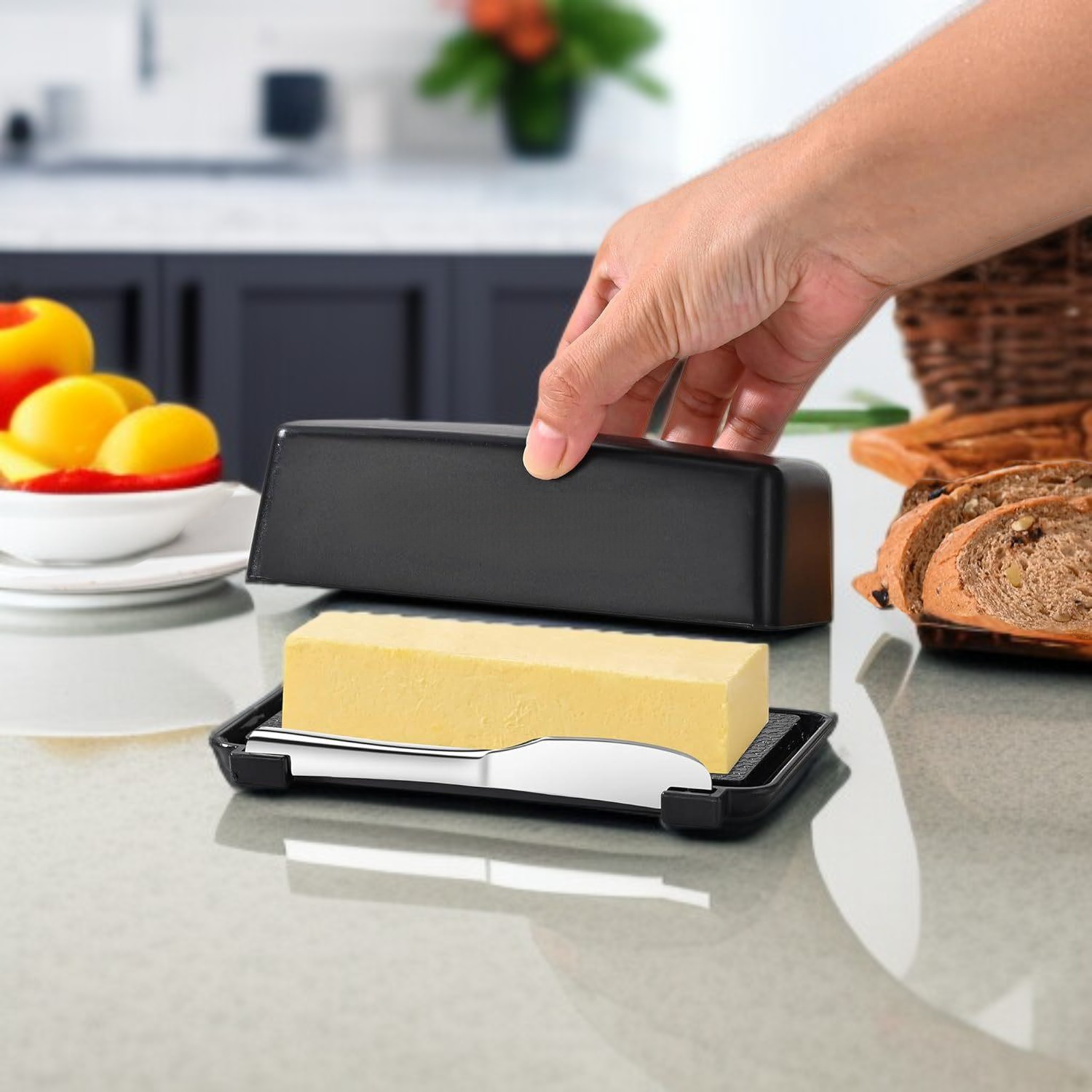 상자와 칼이 들어 있는 플라스틱 버터 상자