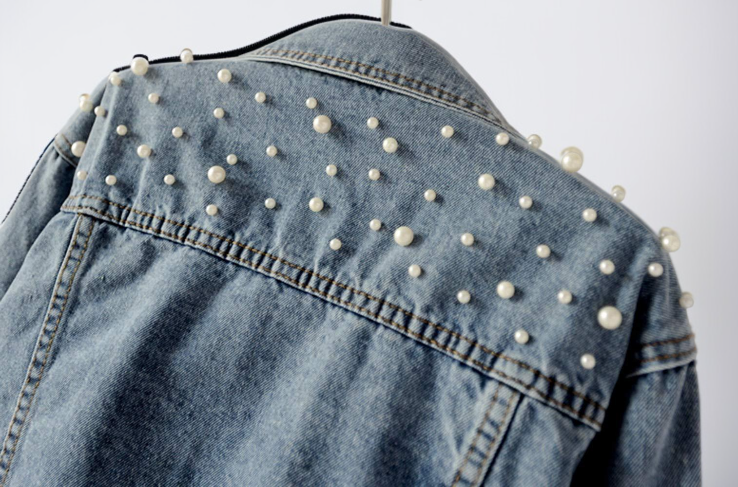 جاكيت نسائي مزين بأحجار الراين الفاخرة