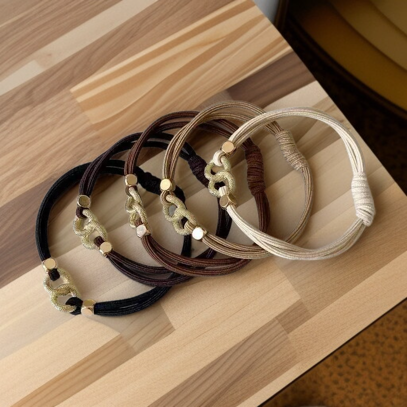 女性配戴簡約氣質馬尾皮筋髮圈