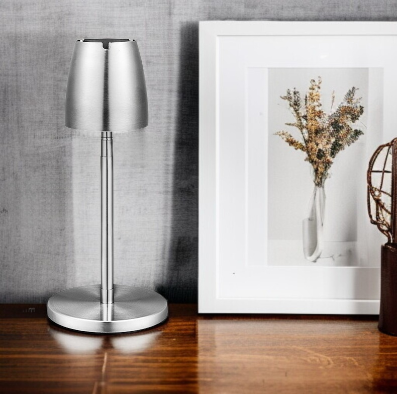 야외 테라스에 놓인 높이 조절 재떨이