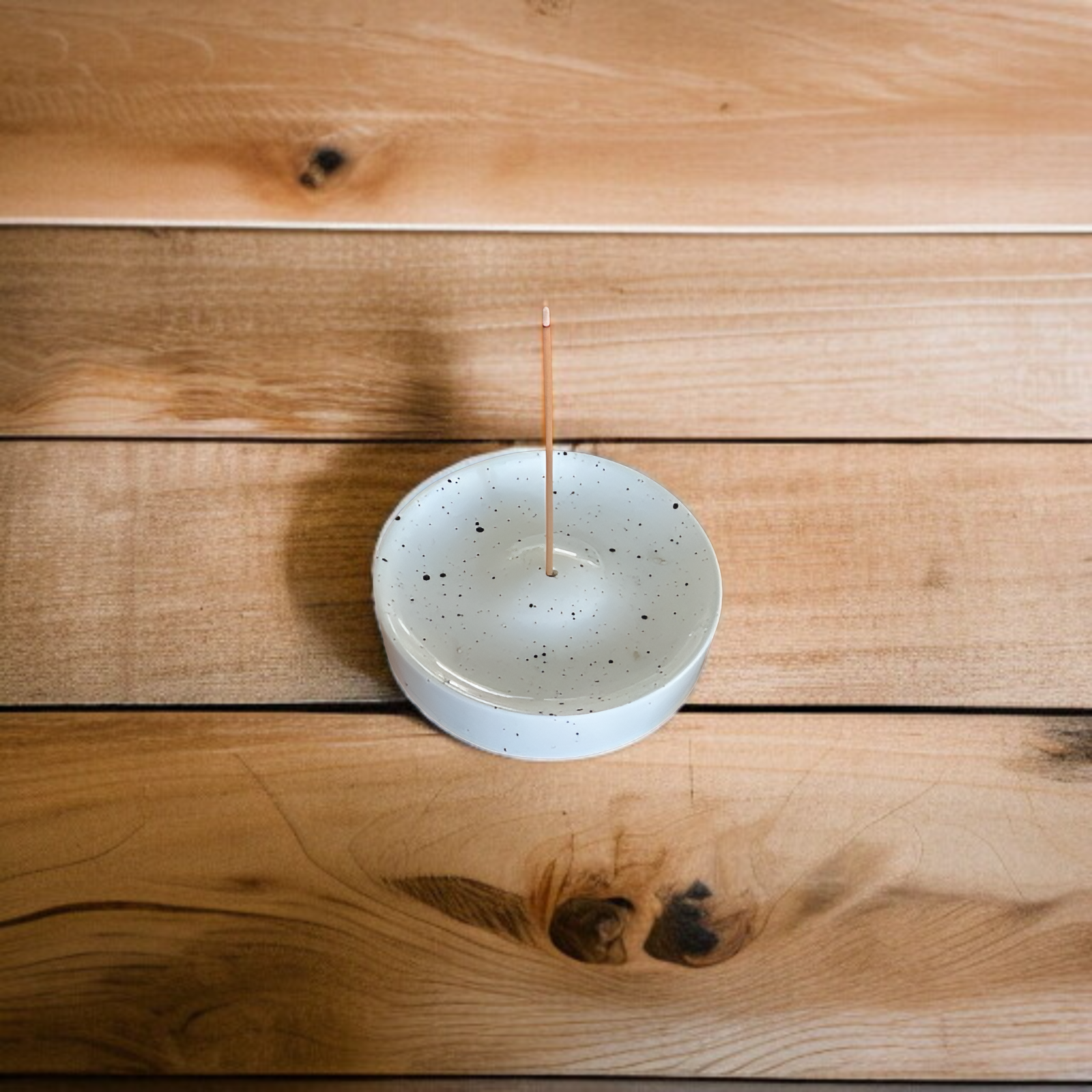 職人による手作業の陶磁器香挿製作風景